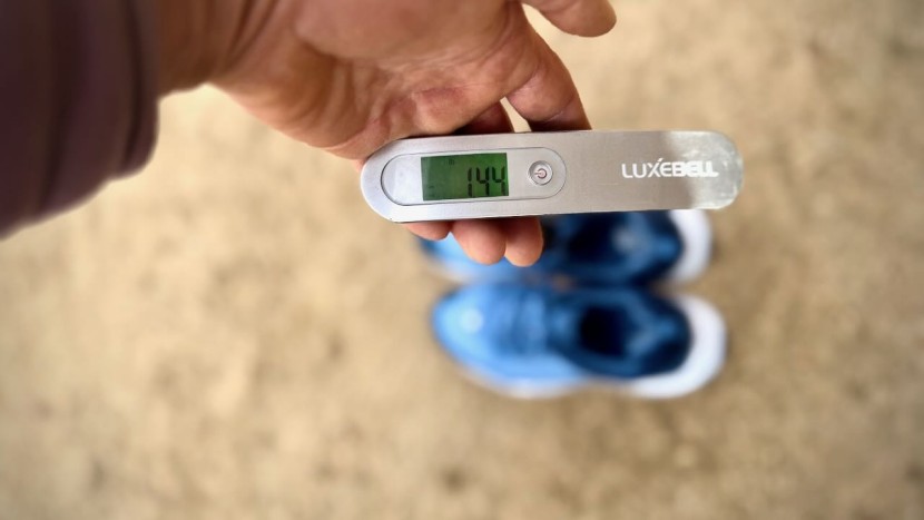 the weight of the north face vectiv fastpack futurelight is being...