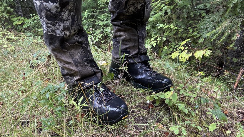 with a pair of gaiters to protect pants and socks, the waterproof...